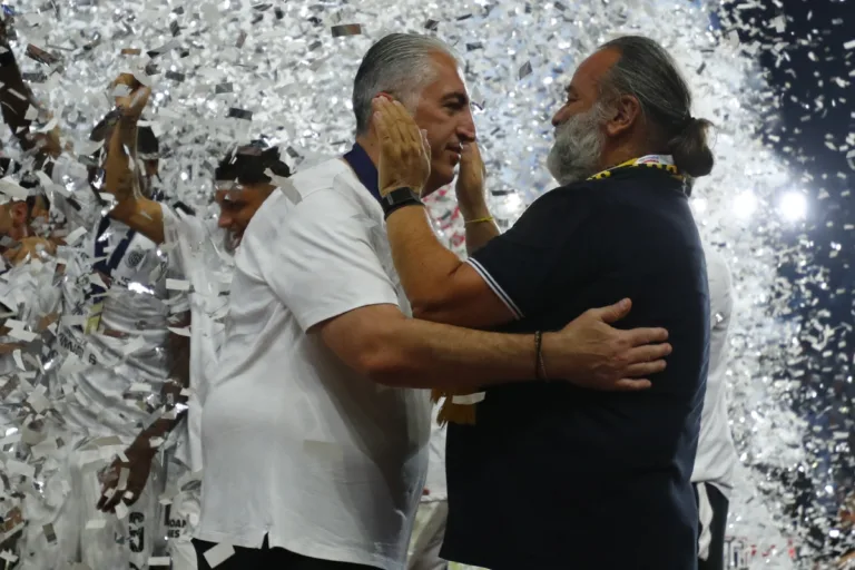 ΑΕΚ: Το fair play από Ηλιόπουλο την ώρα της απονομής στον ΟΦΗ