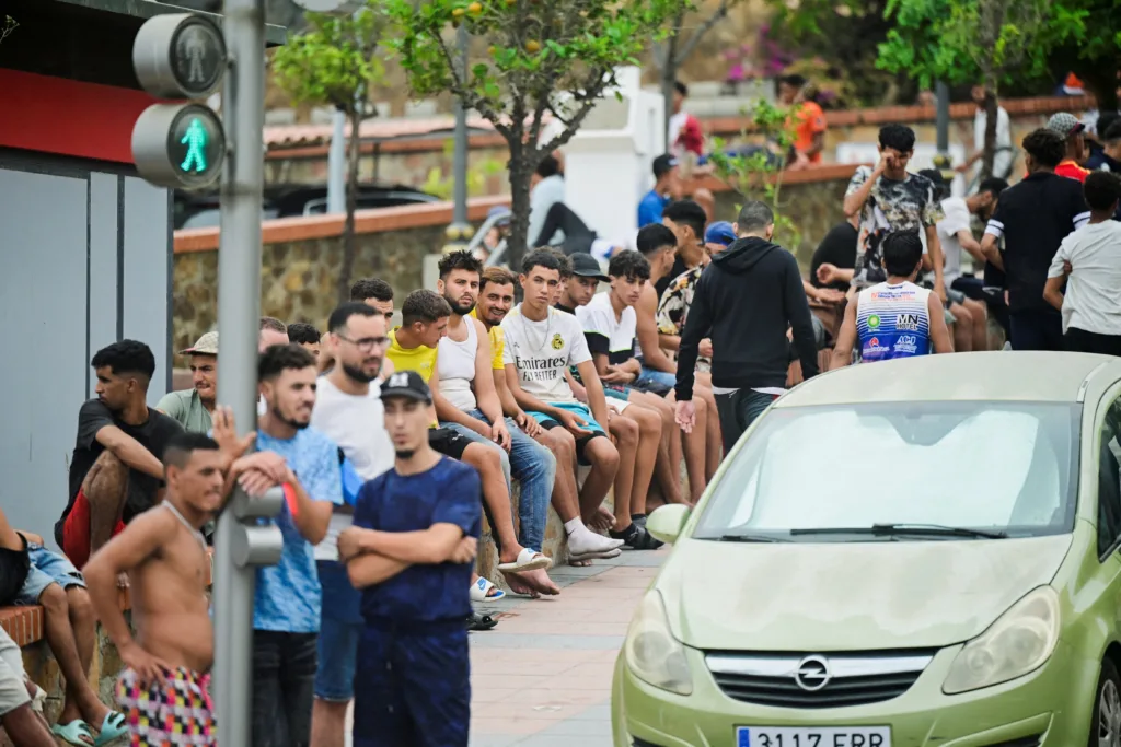 Θέουτα: Εκατοντάδες ασυνόδευτοι ανήλικοι εγκλωβισμένοι – Πολιτικές αντιδράσεις στην Ισπανία