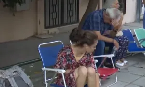 Απίστευτο σκηνικό – Κοιμήθηκαν έξω από το Τμήμα Διαβατηρίων στην Τούμπα για να προλάβουν το παλιό διαβατήριο