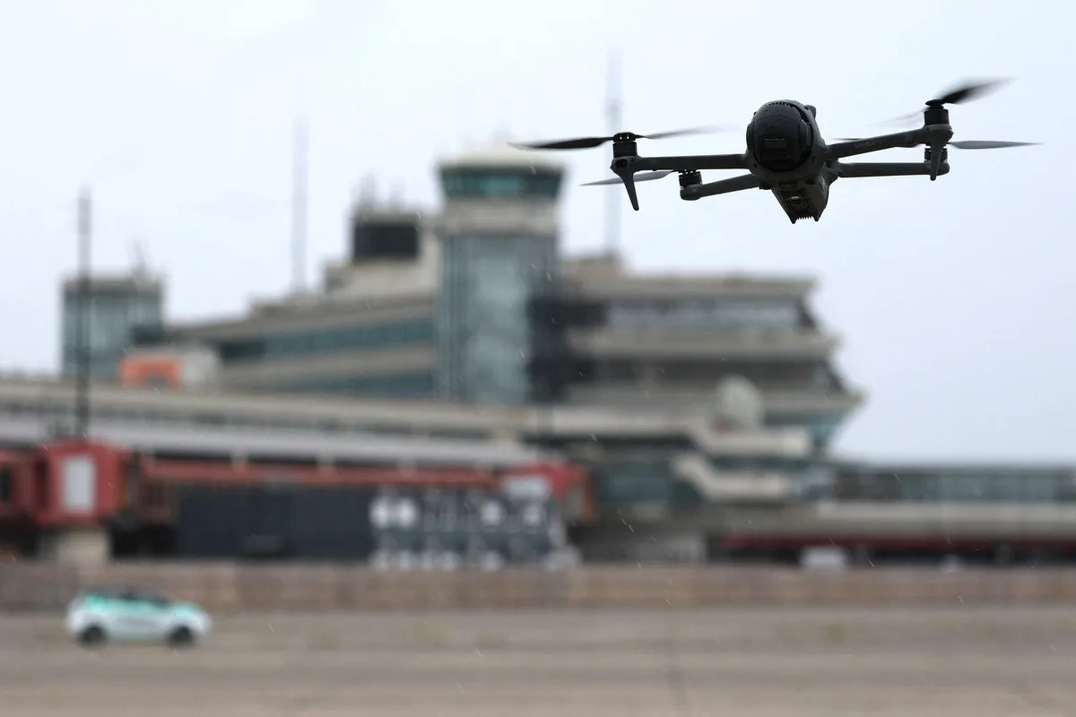 Ένα drone στο πρώην αεροδρόμιο Tegel στο Βερολίνο της Γερμανίας. REUTERS/Fabrizio Bensch/φωτογραφία αρχείου