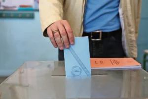 Δημοσκόπηση Real Polls: Στις 11,8 μονάδες η διαφορά ΝΔ και ΕΛΑΣ