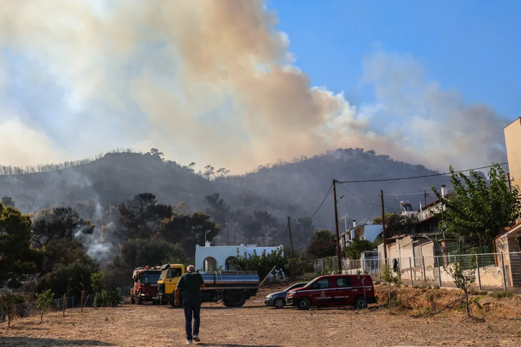 Τραγωδία στη Σαλαμίνα: 2 νεκροί από τη φωτιά σε Περιστέρια και Σελήνια – Πώς ξεκίνησε