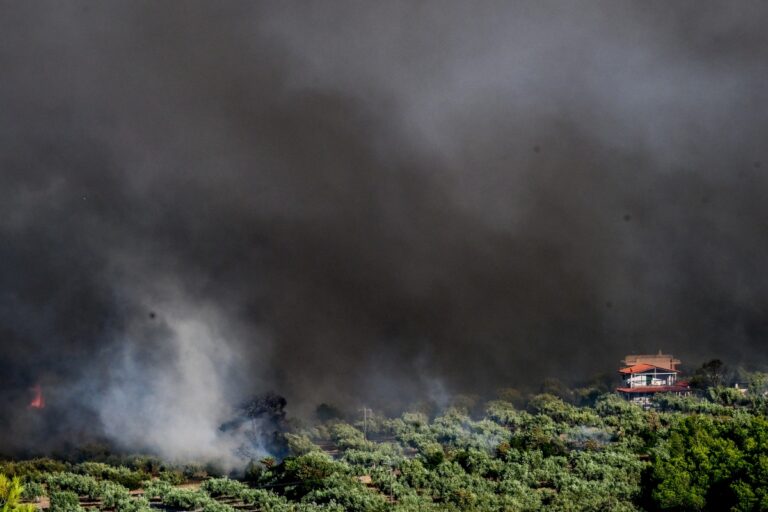 Φωτιές τώρα: Απόκοσμο σκηνικό στο Πόρτο Γερμενό – Κάηκαν δεκάδες σπίτια, απεγκλωβίστηκαν πολίτες – Εκκενώνεται η Λιβαδόστρα