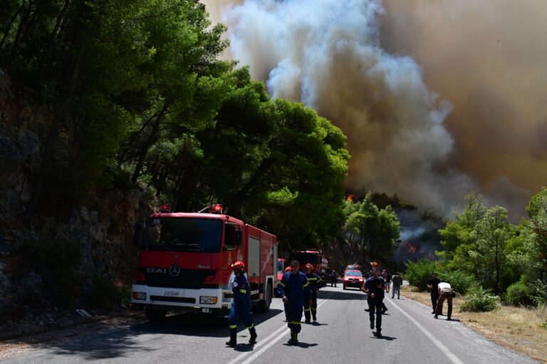 Φωτιές στην Ελλάδα: Πύρινος Άδης στο Πόρτο Γερμενό – Κύκλωσαν την Αγία Παρασκευή οι φλόγες – Ισχυρά μέτωπα σε Φωκίδα και Αιγιάλεια