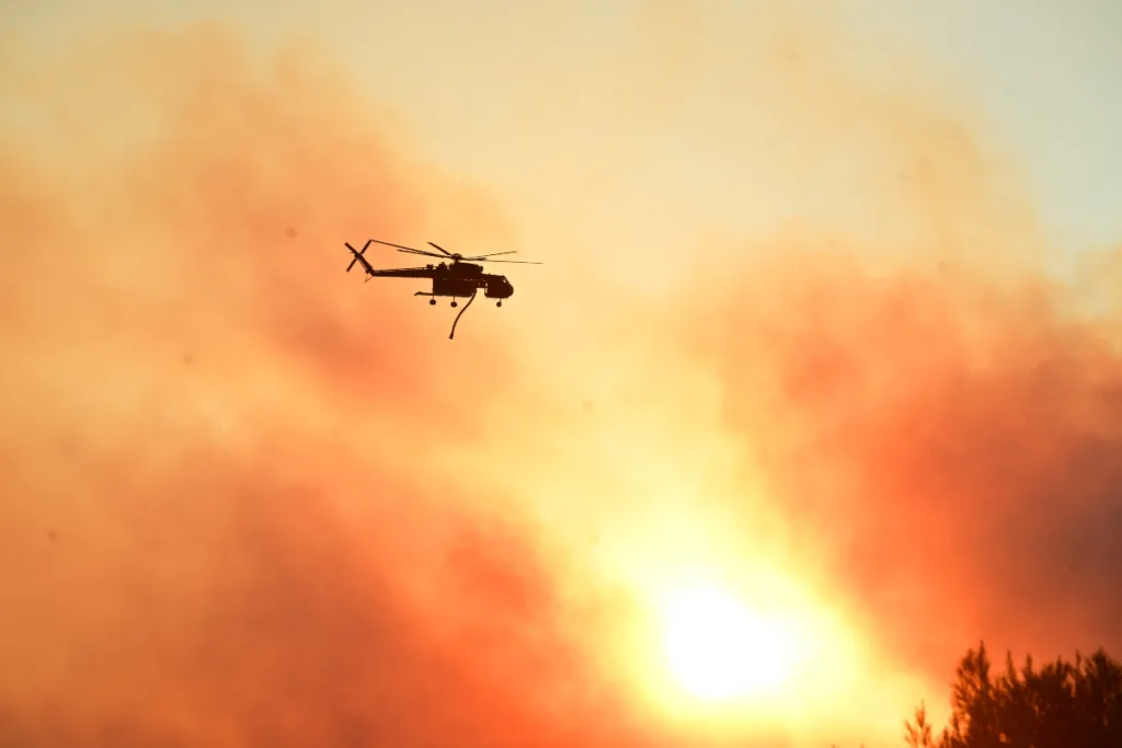 Φωτιά στη Δυτική Αττική: Μήνυμα του 112 για εκκένωση στην Αγία Σκέπη προς Νέα Πέραμο