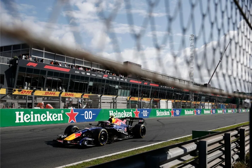 Formula 1: Στις μπαριέρες ο Φερστάπεν – Εγκατέλειψε στο Γκραν Πρι