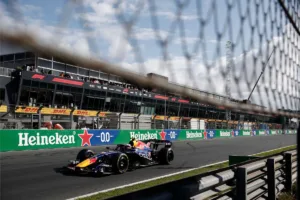 Formula 1: Στις μπαριέρες ο Φερστάπεν – Εγκατέλειψε στο Γκραν Πρι