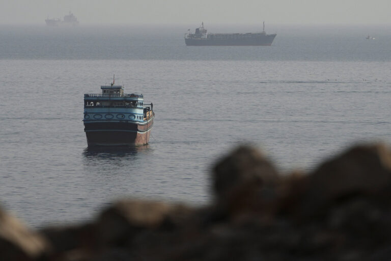 Στις φλόγες ξανά τα Στενά του Ορμούζ: Απειλεί με αντίποινα το Ιράν μετά τους βομβαρδισμούς των ΗΠΑ