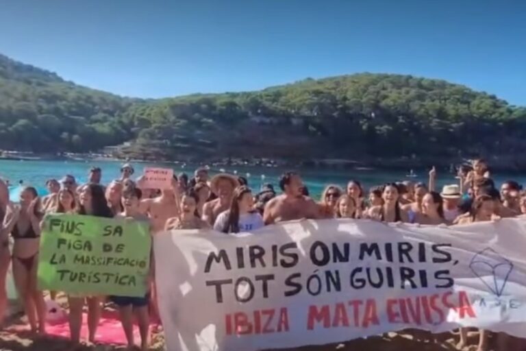 Ίμπιζα: Οι κάτοικοι άπλωσαν πετσέτες και «κατέλαβαν» παραλία κατά του υπερτουρισμού