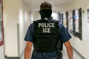 ΗΠΑ: Νέα όπλα καταστολής για την ICE – Θα φορούν γάντια που προκαλούν ηλεκτροσόκ