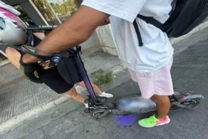 Οδηγοί υπό την επήρεια αλκοόλ ή χωρίς κράνος: 115 παραβάσεις σε ελέγχους για ηλεκτρικά πατίνια