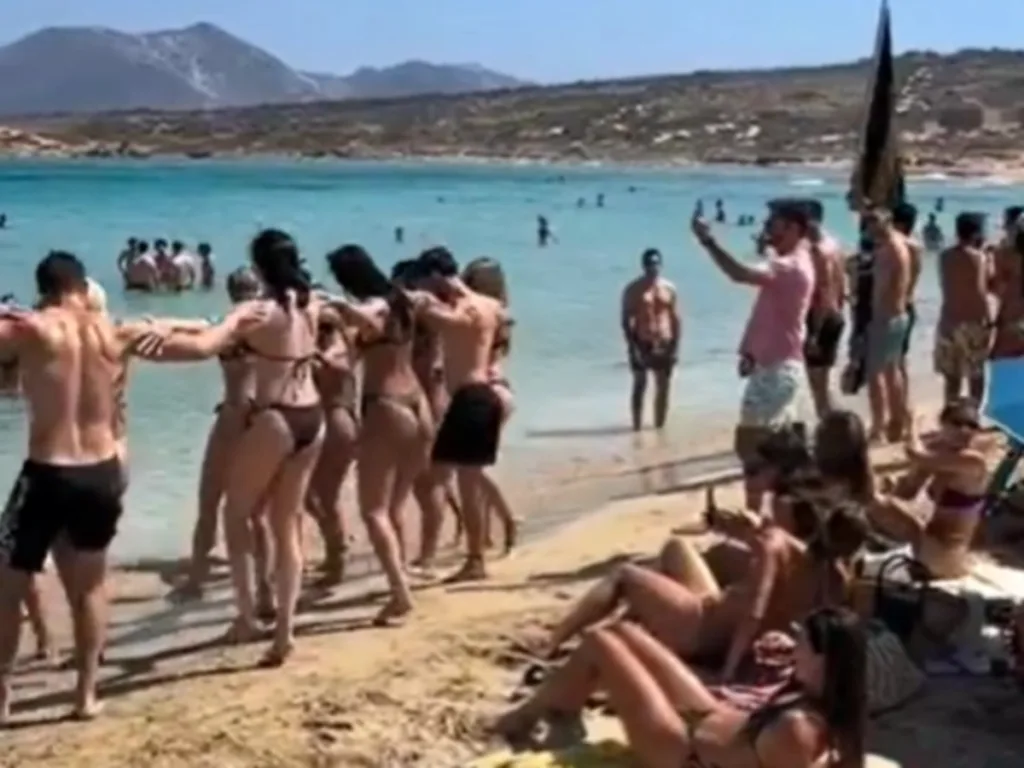 Το Κουφονήσι έκανε… πανηγύρι σε παραλία και έγινε viral
