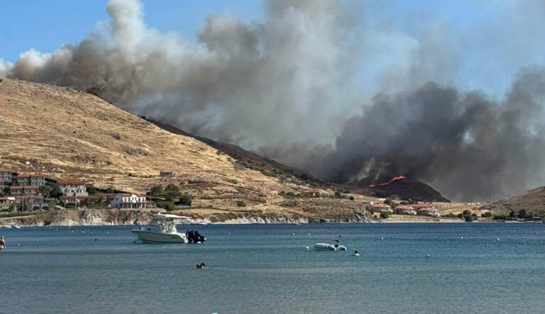 Φωτιά στη Λήμνο: Ενισχύθηκαν οι δυνάμεις, ήχησε το 112 για εκκένωση 2 περιοχών – Απομακρύνθηκαν κάτοικοι διά θαλάσσης