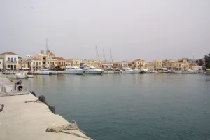 Θαλαμηγός συγκρούστηκε με ελλιμενισμένα σκάφη στην Αίγινα