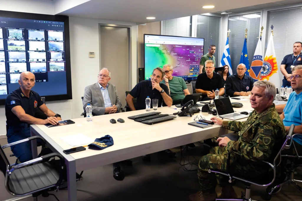 Μητσοτάκης και Τασούλας ενημερώθηκαν για τις φωτιές και το δυστύχημα στην Ψάθα