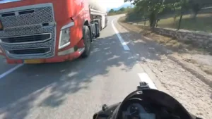 Βίντεο που κόβει την ανάσα: Βυτιοφόρο βγαίνει στο αντίθετο ρεύμα σε στροφή