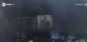 Φωτιά σε εγκαταλελειμμένο κτήριο στο Μοσχάτο – Κάηκε ολοσχερώς