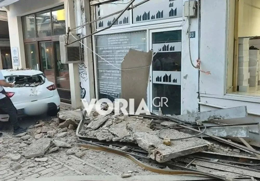 Θεσσαλονίκη: Μπαλκόνι κατέρρευσε και έπεσε σε αυτοκίνητο