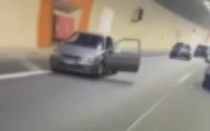 Ταυτοποιήθηκε και οδηγείται στη δικαιοσύνη ο 21χρονος που οδηγούσε με ανοιχτές πόρτες στην Αθηνών-Κορίνθου