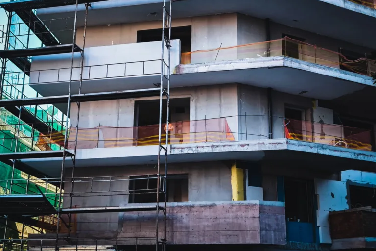 Πόλεμος και ακρίβεια έβαλαν «φρένο» στην οικοδομή τον Μάιο – Οριακή μείωση κατά 0,8% στις νέες