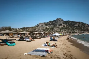 Πρόστιμα 387.000 ευρώ και λουκέτα σε 19 επιχειρήσεις για παραβάσεις στον αιγιαλό και την παραλία σε Ρόδο, Καβάλα, Σκιάθο και Κέρκυρα