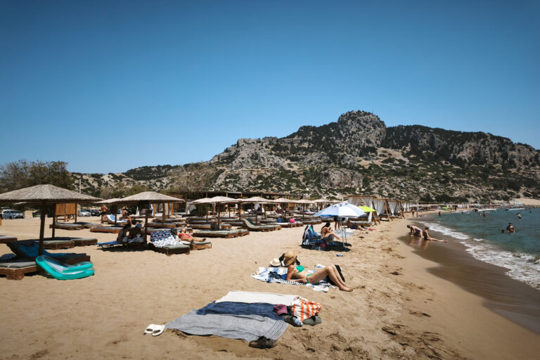 Πρόστιμα 387.000 ευρώ και λουκέτα σε 19 επιχειρήσεις για παραβάσεις στον αιγιαλό και την παραλία σε Ρόδο, Καβάλα, Σκιάθο και Κέρκυρα
