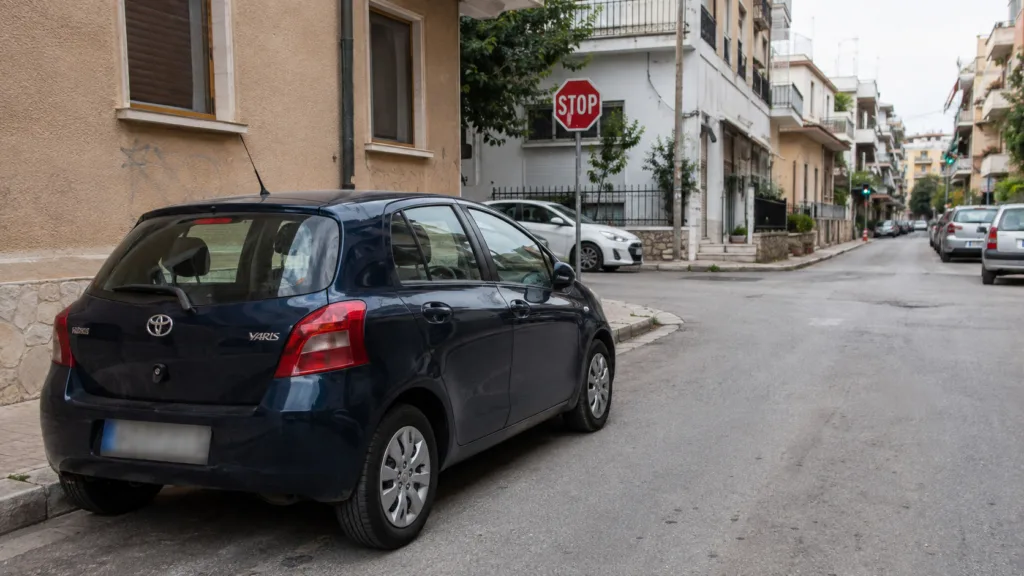Πόσο κοντά σε STOP, φανάρι ή γωνία επιτρέπεται να παρκάρεις;