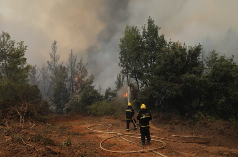 Πύρινη κόλαση στην Ελλάδα: Καίγονται σπίτια σε Πόρτο Γερμενό και Φωκίδα – Live όλες οι εξελίξεις