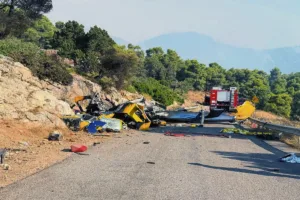Ψάθα: Ξεκίνησε η μεταφορά των συντριμμιών του ελικοπτέρου που κατέπεσε