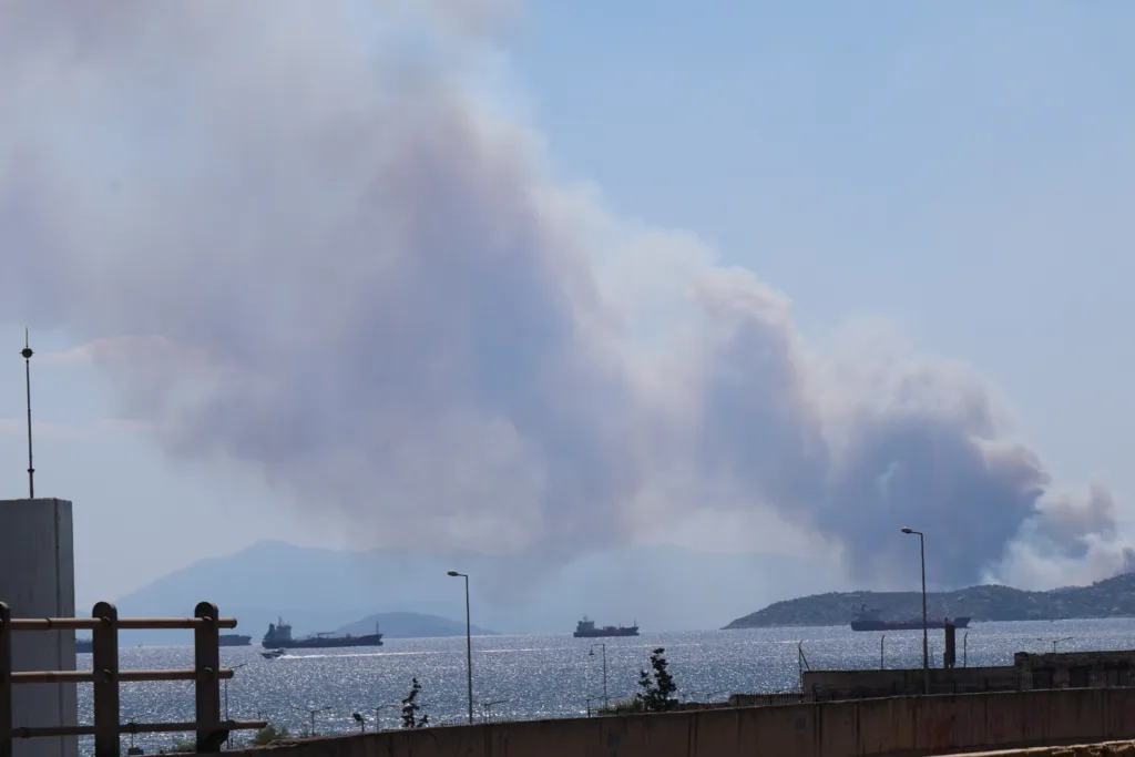 Φωτιά στη Σαλαμίνα: Ορατός ο καπνός από την νοτιοανατολική Αττική