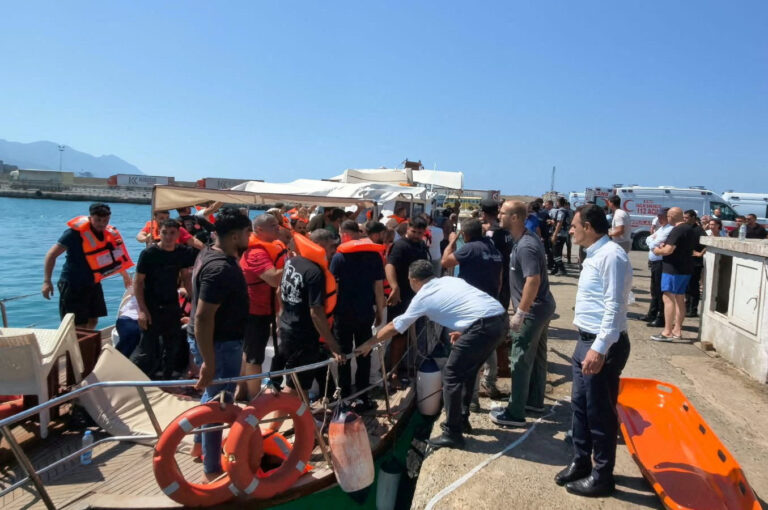 Ναυάγιο στην Κερύνεια: Χωρίς σωσίβια στη θάλασσα καταγγέλλουν επιβάτες