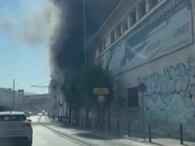 Φωτιά τώρα σε κτίριο στον Πειραιά – Διακόπηκε η κυκλοφορία