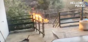 Φωτιά στον Κουβαρά: Δραματική διάσωση ηλικιωμένης – Οι φλόγες είχαν φτάσει στην αυλή της