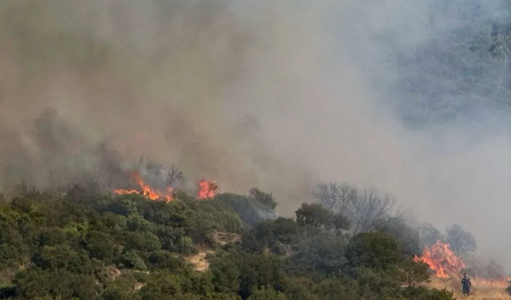 Φωτιά τώρα στο Κοκκινόχωμα Καβάλας – Στη μάχη και τρία εναέρια μέσα
