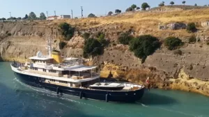 Εντυπωσιακό βίντεο: Superyacht αξίας 50 εκατ. δολαρίων δυσκολεύτηκε στον Ισθμό της Κορίνθου