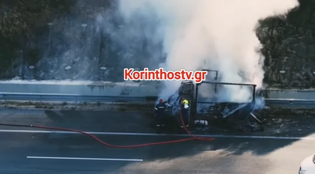 Κιάτο: Φορτηγάκι τυλίχθηκε στις φλόγες στην Κορίνθου-Πατρών – Πρόλαβε να βγει ο οδηγός