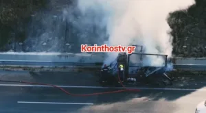 Κιάτο: Φορτηγάκι τυλίχθηκε στις φλόγες στην Κορίνθου-Πατρών – Πρόλαβε να βγει ο οδηγός