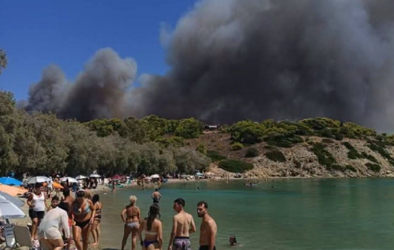 Φωτιά τώρα στη Σαλαμίνα: Επτά εναέρια μέσα στη μάχη – Κοντά σε σπίτια οι φλόγες, ήχησε το 112