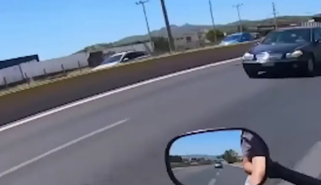 Βίντεο-σοκ στην Αθηνών-Κορίνθου: Ηλικιωμένη οδηγούσε ανάποδα στο ύψος της Μαγούλας
