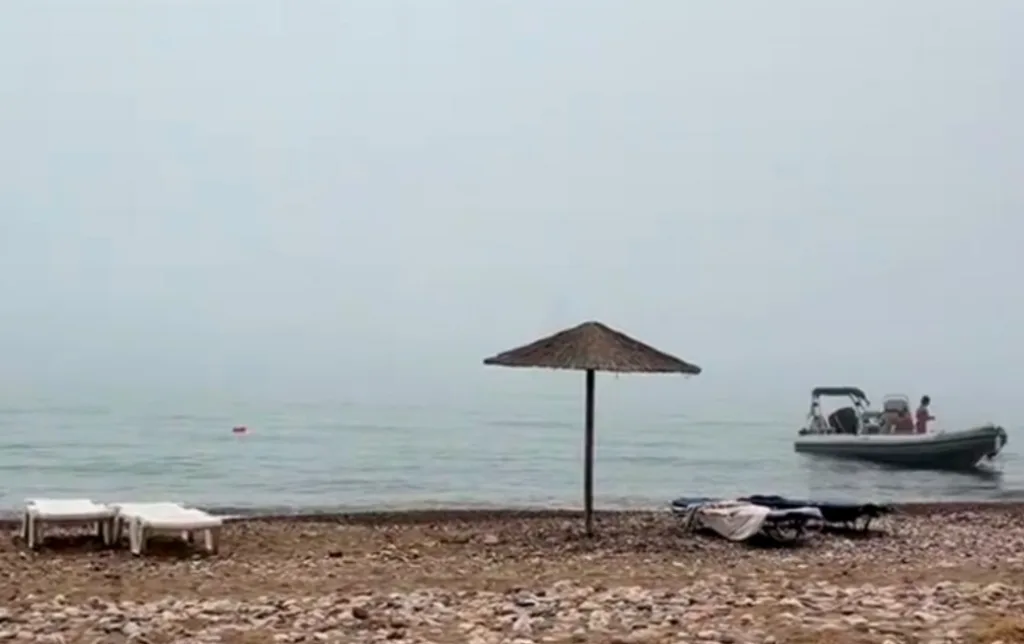 Πυκνή ομίχλη «έκρυψε» τις Κυκλάδες – Εντυπωσιακές εικόνες από τα νησιά