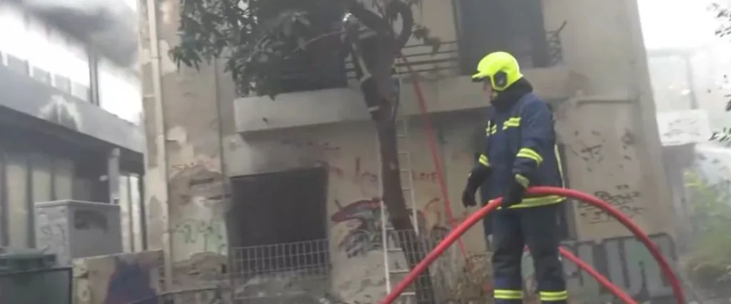 Θεσσαλονίκη: Υπό έλεγχο η φωτιά σε εγκαταλελειμμένο κτίριο στη Μελενίκου