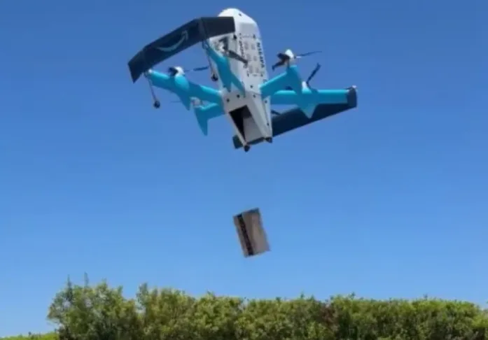 Viral η γκάφα της Amazon: Το drone με το δέμα προσγειώθηκε… στην πισίνα