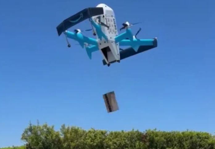Viral η γκάφα της Amazon: Το drone με το δέμα προσγειώθηκε… στην πισίνα