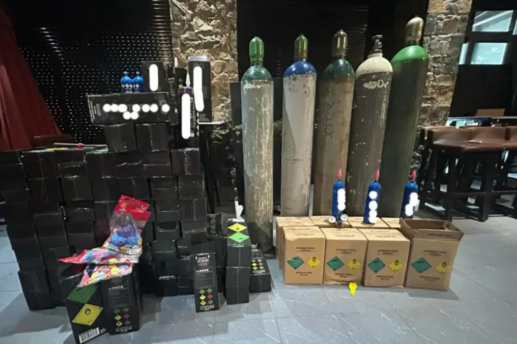 Ηράκλειο: «Ποτά-μαϊμού» και 129 φιάλες με «αέριο γέλιου» – Συνελήφθη 53χρονος