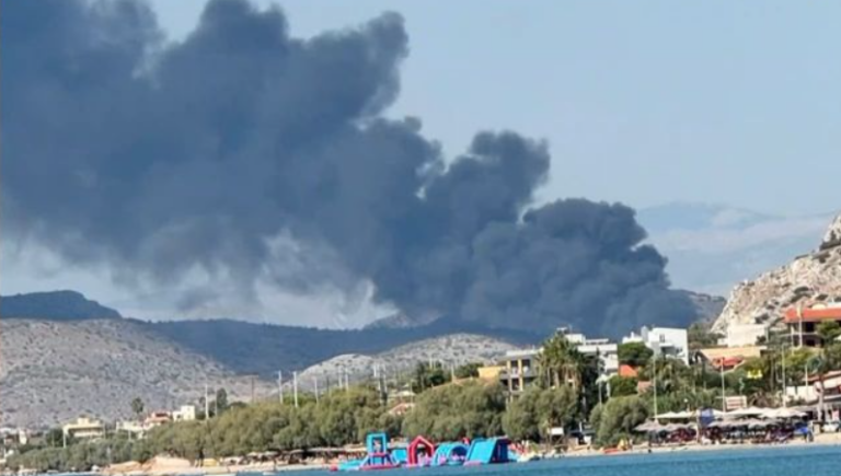 Φωτιά στη Σαλαμίνα: Βελτιωμένη η εικόνα – Παραμένουν ισχυρές δυνάμεις στο σημείο