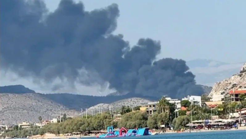 Φωτιά στη Σαλαμίνα: Βελτιωμένη η εικόνα – Παραμένουν ισχυρές δυνάμεις στο σημείο