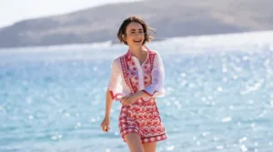 Emily in Paris: Η Έμιλι αφήνει το Παρίσι και «προσγειώνεται» στη Μύκονο – Οι πρώτες εικόνες της νέας σεζόν