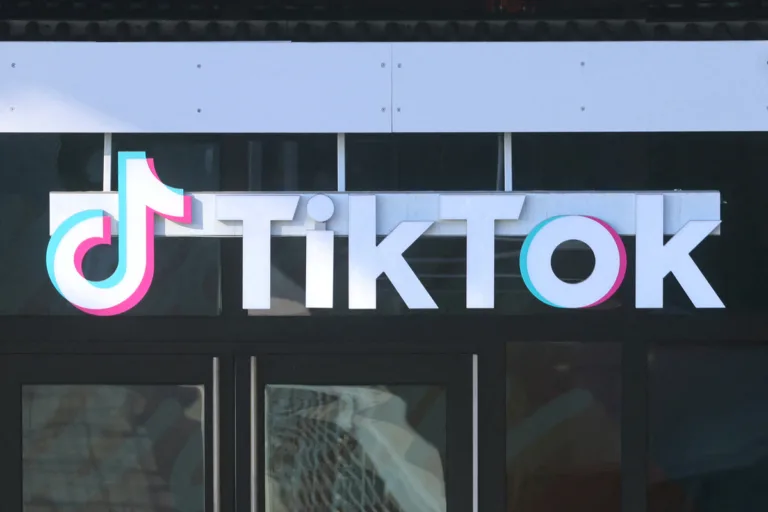 Πρόστιμο 25,5 εκατ. ευρώ στο TikTok για παράνομη επεξεργασία δεδομένων εφήβων