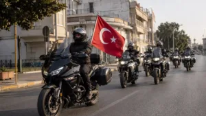Κομοτηνή: Προκλήσεις από Τούρκους μοτοσικλετιστές – Έκαναν το σήμα των «Γκρίζων Λύκων» σε περα