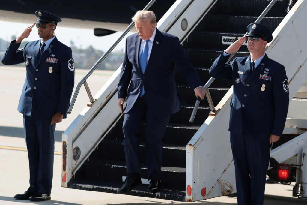 Το Air Force One ήταν «δόλωμα»: Πώς φυγαδεύτηκε μυστικά με C-32A ο Τραμπ από την Τουρκία